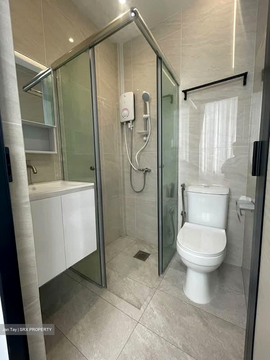 East Coast Road (D15), Apartment #584154921